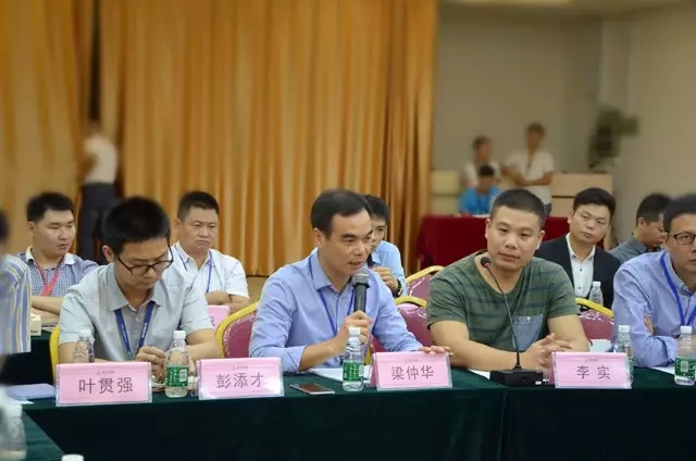 梁仲华会长在会议中提问